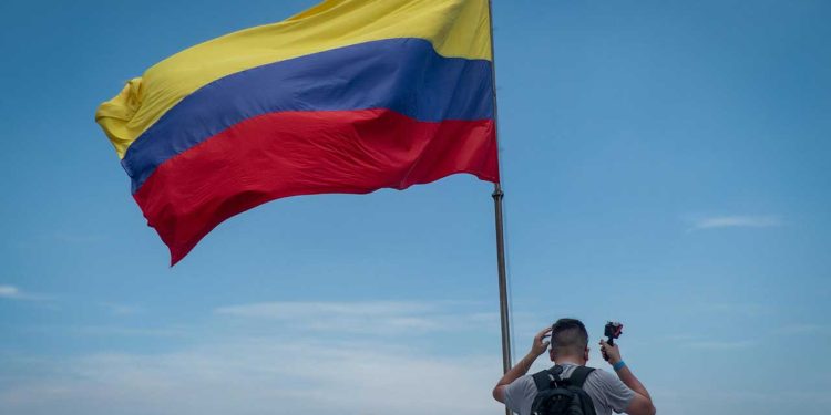 Kolombiya hükümeti ile eski FARC üyeleri, barış masasına yeniden dönecek