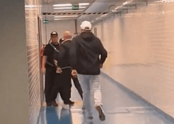 Kulüp yöneticileri VAR odasını bastı! Kırmızı kartla çileden çıktılar