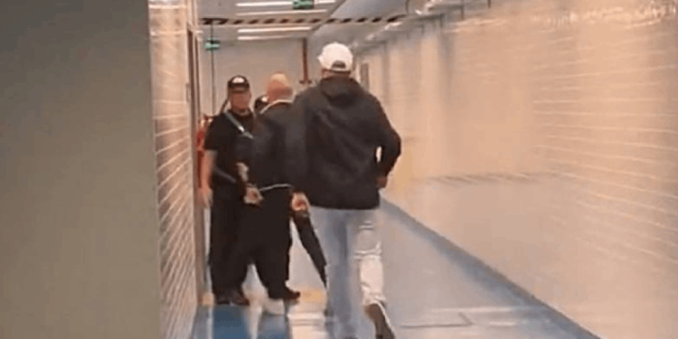 Kulüp yöneticileri VAR odasını bastı! Kırmızı kartla çileden çıktılar