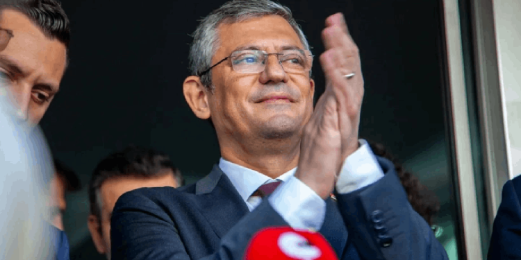 Kurultaya saatler kala konuştu: CHP Genel Başkan adayı Özel: Erdoğan'ı geride bırakacak bir lider öneriyorum