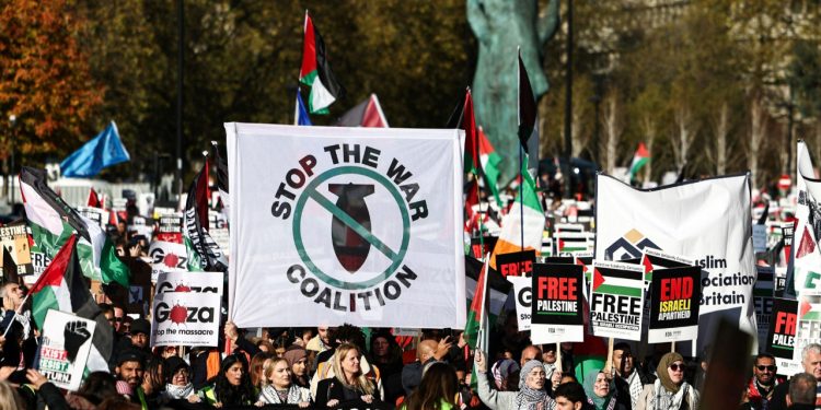 Londra'da Filistin'e destek yürüyüşü: 300 bin kişi katıldı