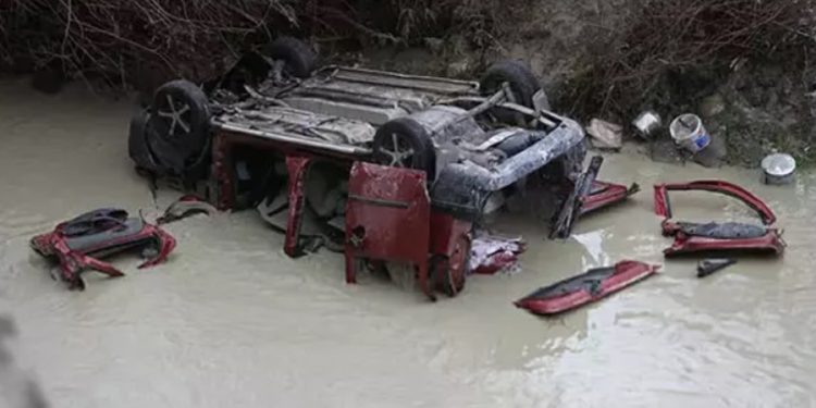 Manisa’da hafif ticari araç Gediz Nehri’ne uçtu: 3 ölü