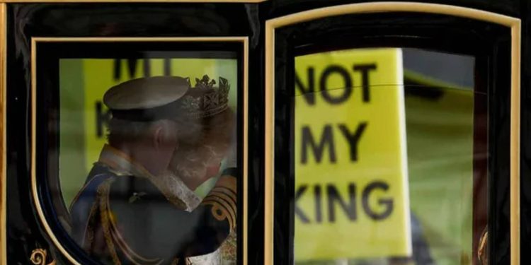 Meclis açılışında konuşan Charles'a protesto: 'Benim kralım değil'
