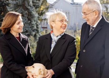 Moldova liderinin köpeği, Avusturya Cumhurbaşkanını ısırdı