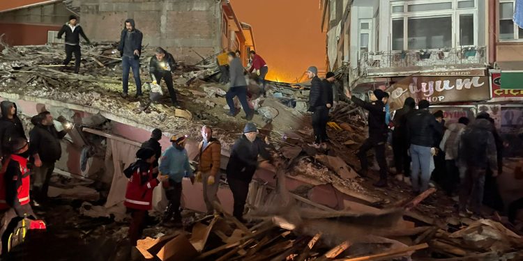 Naci Görür 'ilk kez söylüyorum' diyerek uyardı: '7.4'e kadar çıkabilir'