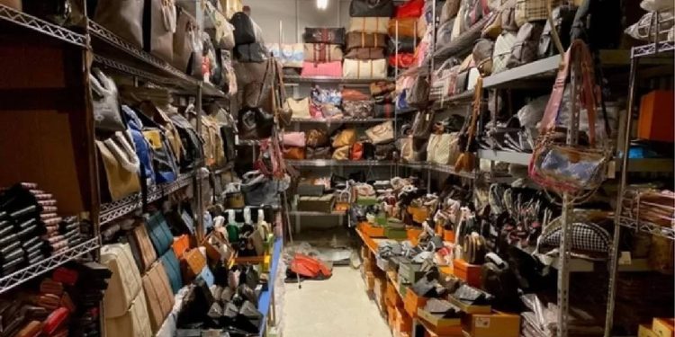 New York'ta 1 milyar dolarlık 'çakma' çanta operasyonu