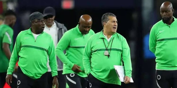 Nijerya parasızlıktan teknik direktör Poseiro'yu görevden alamıyor