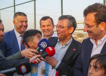 Özel ve İmamoğlu Osmaniye'de çocuklarla maç yaptı