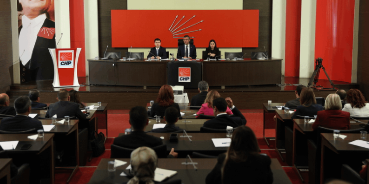 Özgür Özel, "Gölge Kabinesi"ni de kurdu