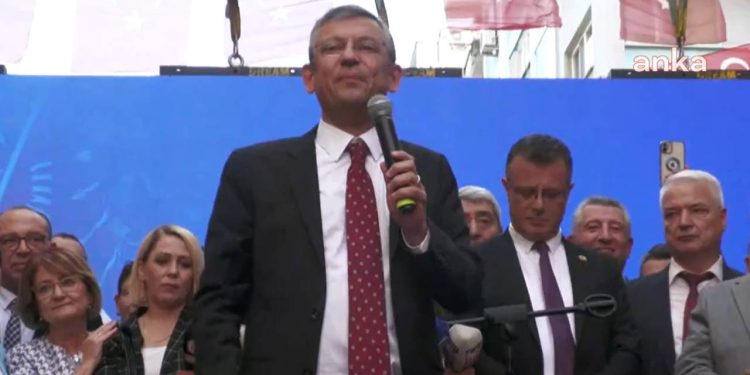 Özgür Özel Manisa'da CHP'lilere seslendi: "İktidar yürüyüşünü başlatacağız"