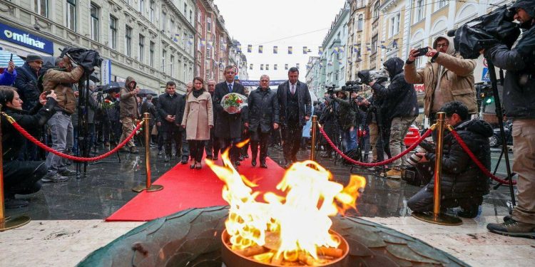 Özgür Özel, Saraybosna'da Sonsuz Ateş Anıtı'na çelenk bıraktı