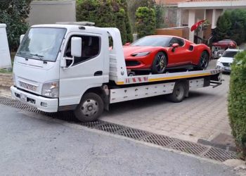 Polat çiftinin lüks araçları sergilenmek üzere Emniyet’e çekiliyor