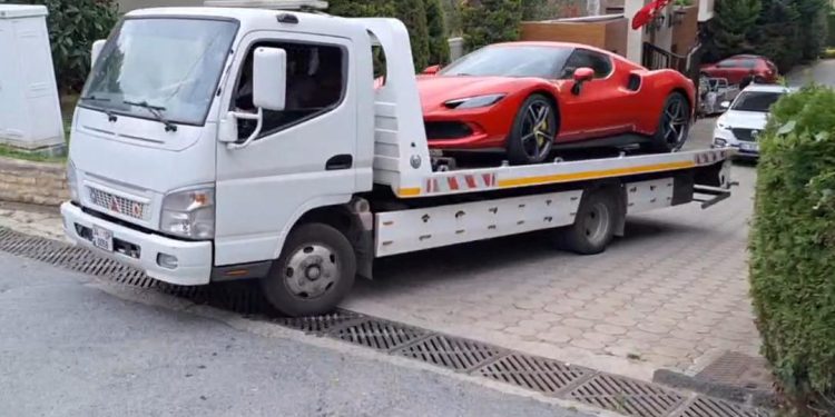 Polat çiftinin lüks araçları sergilenmek üzere Emniyet’e çekiliyor