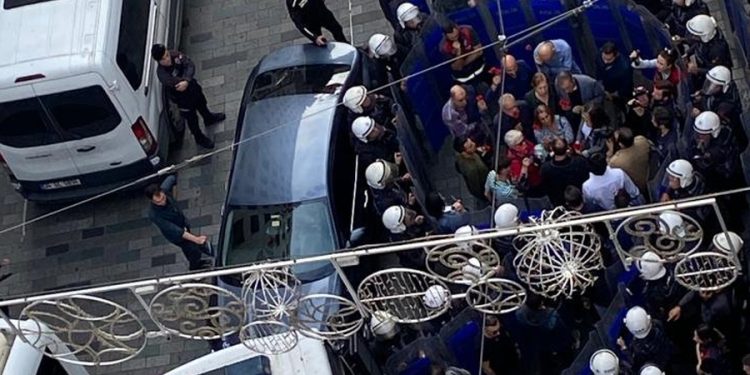 Polis, AYM kararına bir kez daha uymadı; Cumartesi Anneleri’ni yine engelledi