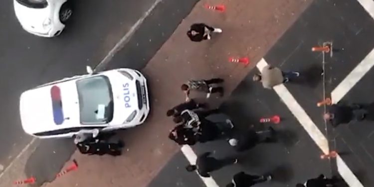 Polisin ‘derinizi yüzeceğim’ diye tehdit edip darp ettiği iki kardeş gözaltına alındı