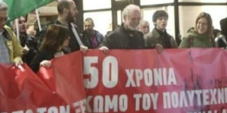 Politeknik Direnişi'nin 50. yıl dönümünde Atina'da on binler yürüdü