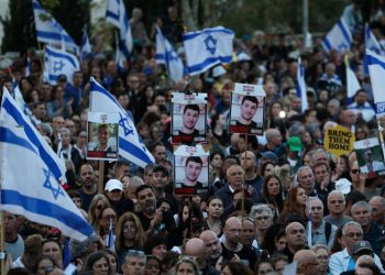 Radikal sağcı vekillerle rehine aileleri İsrail Parlamentosu’nda birbirine girdi