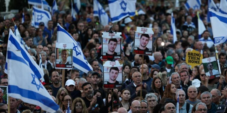 Radikal sağcı vekillerle rehine aileleri İsrail Parlamentosu’nda birbirine girdi