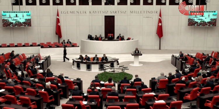 Saadet Partisi'nin 'yargıdaki kamplaşmanın araştırılması önergesi' AKP ve MHP oylarıyla reddedildi