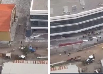 Sinirlenen operatör, işçileri kepçeyle kovaladı: 2 yaralı