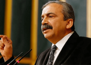 Sırrı Süreyya Önder'in yargılanması durduruldu