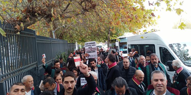 TBB’nin çağrısıyla bir araya gelen avukatlar Yargıtay’a yürüdü