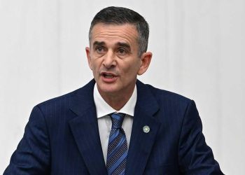 İYİ Parti’li Ümit Dikbayır, istifadan vazgeçti: Mücadele edeceğim