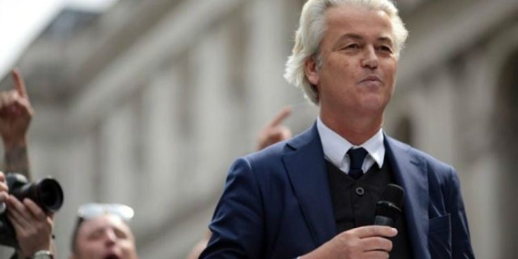 Wilders'ten koalisyon görüşmeleri öncesi provokasyon: Irkçı eylemi ziyaret etti