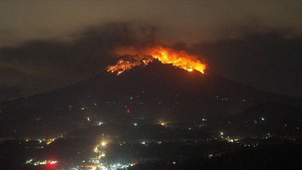 Yanardağ patladı, tsunami uyarısı verildi