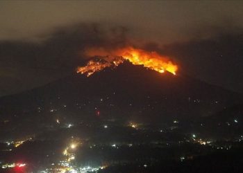 Yanardağ patladı, tsunami uyarısı verildi