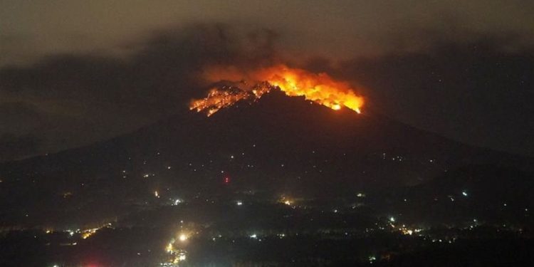 Yanardağ patladı, tsunami uyarısı verildi