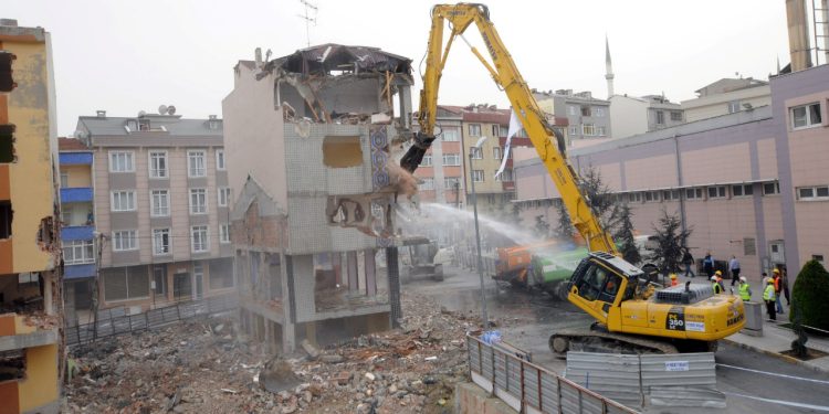 Yeni 'Kentsel Dönüşüm Yasası'nda büyük risk: Yurttaş evsiz kalabilir!