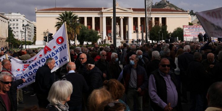 Yunanistan'da sağlık çalışanları iki günlük greve gidiyor