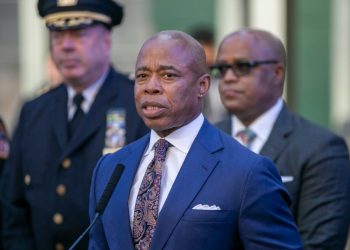 Eric Adams’ın cep telefonları ve tablet bilgisayarına FBI el koydu