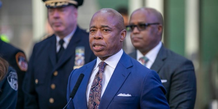 Eric Adams’ın cep telefonları ve tablet bilgisayarına FBI el koydu