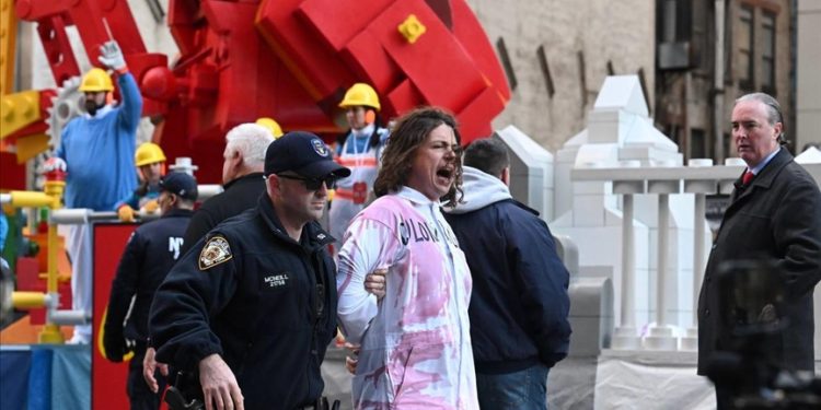 Filistinlilerden New York’ta Geleneksel Şükran Günü Geçit Töreni’nde “İsrail” eylemi!