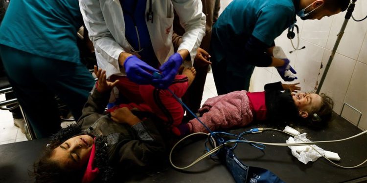 İsrail tanklarının kuşattığı hastanede onlarca insan öldü