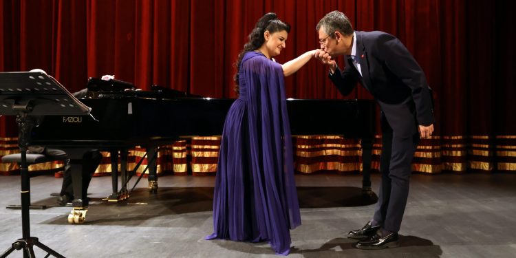 CHP lideri Özel, ünlü Kürt soprano Pervîn Chakar’ın dinletisine katıldı
