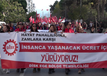 İzmir’de yürüyüş yapan DİSK’ten “asgari ücret yılda dört kez belirlensin” çağrısı