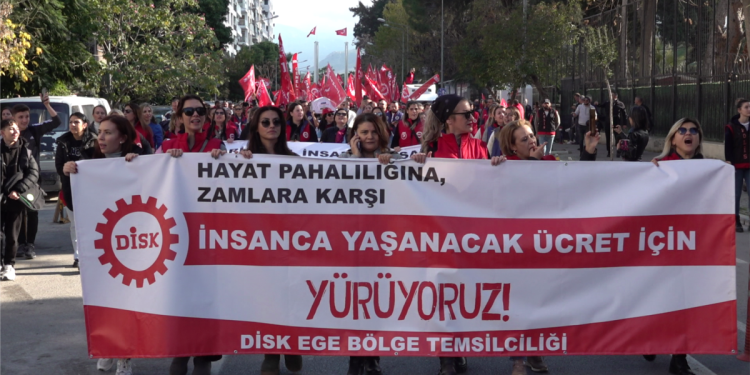 İzmir’de yürüyüş yapan DİSK’ten “asgari ücret yılda dört kez belirlensin” çağrısı