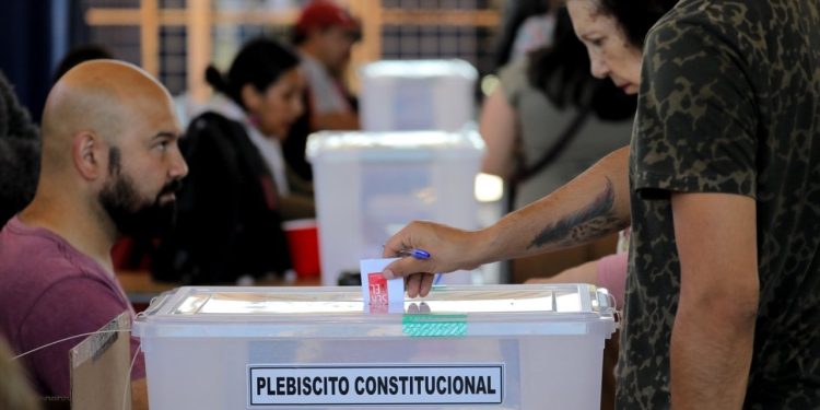 Şili'de düzenlenen yeni anayasa referandumundan 'hayır' çıktı