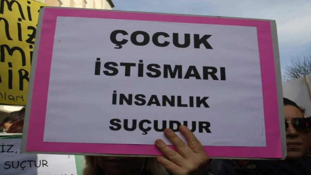 3 yaşındaki kız çocuğu, babasının sevgilisinin istismarına maruz kaldı!