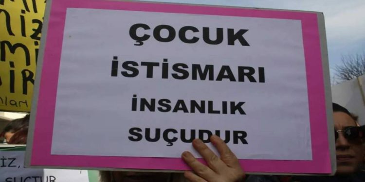 3 yaşındaki kız çocuğu, babasının sevgilisinin istismarına maruz kaldı!