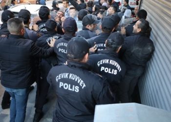 Engellemeye rağmen Adalet Nöbeti’ne katıldılar