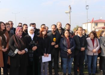 Diyarbakır Cezaevi önünden seslendiler: Tutsakların talepleri karşılansın