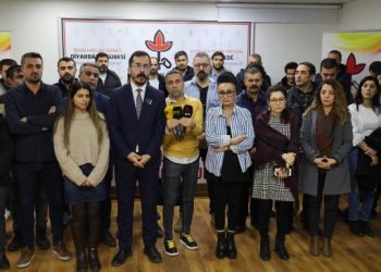 Kendilerini istihbarat elemanı olarak tanıtıp muhbirlik teklif ettiler