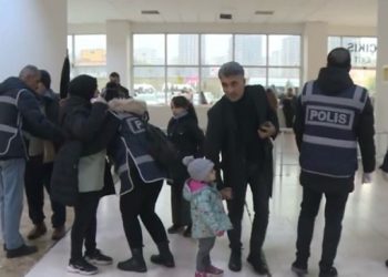 Polisler Kitap Fuarı’na gelenlerin üstünü aradı