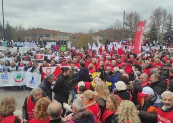 Emekli mitinginde ‘insanca yaşama yetecek ücret’ talebi