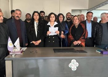 ‘Açlık grevindeki tutsaklar disiplin soruşturmalarına maruz bırakılıyor’