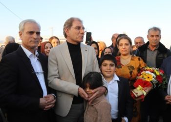 30 yılın ardından memleketinde davul zurna ile karşılandı